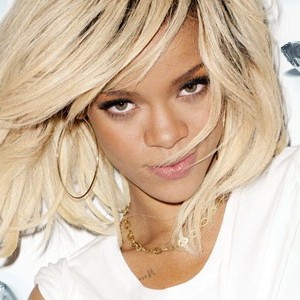 Rihanna's 'Diamonds' Goes To No.1