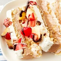 Sirva un pastel helado clásico de plátano dividido esta noche